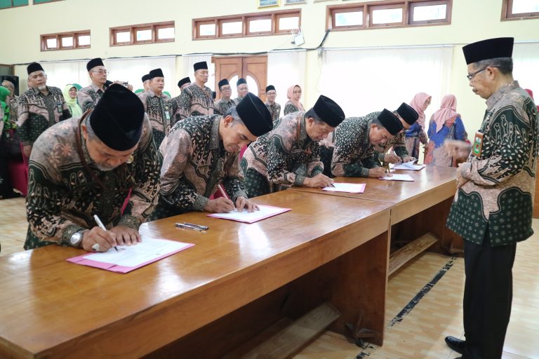 Penandatanganan Perjanjian Kinerja dan pakta Integritas, Kepala Kemenag Sidoarjo Tahun 2024
