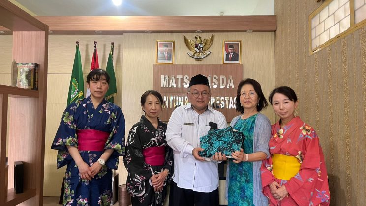 MTsN 1 Sidoarjo Menerima Kunjungan Persahabatan Keiko Iwata’s Tim Jepang