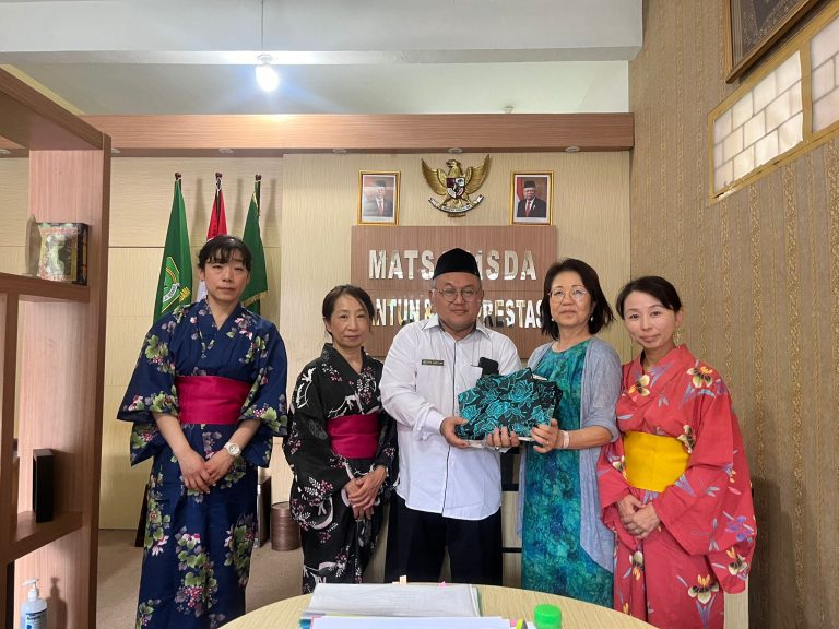 MTsN 1 Sidoarjo Menerima Kunjungan Persahabatan Keiko Iwata’s Tim Jepang