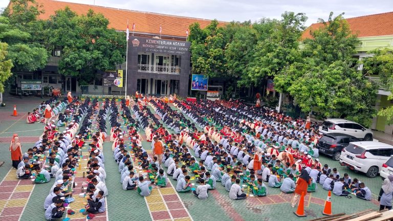 Menumbuhkan Kebersamaan Warga MTsN 1 Sidoarjo Melalui Edukasi Sarapan Sehat Bersama