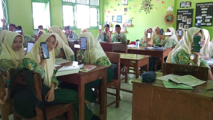 MTs Negeri 4 Sidoarjo : Belajar Getaran lebih Mudah Dengan Aplikasi Phet.colorado