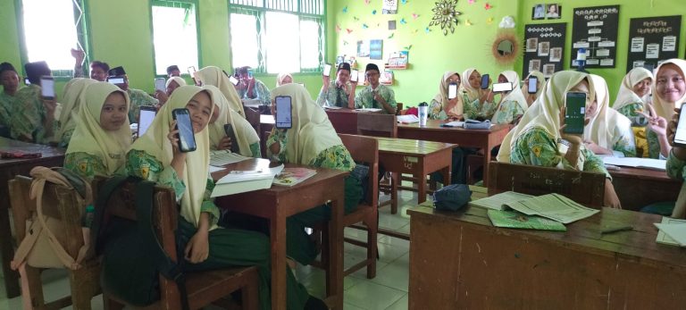 MTs Negeri 4 Sidoarjo : Belajar Getaran lebih Mudah Dengan Aplikasi Phet.colorado