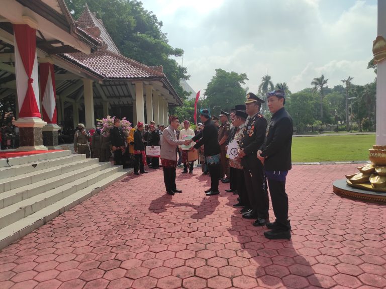 8 Sertifikat Tanah KUA Diserahkan Bupati Sidoarjo Gus Mudlor Ali Kepada Kepala Kantor Kementerian Agama Kab Sidoarjo.