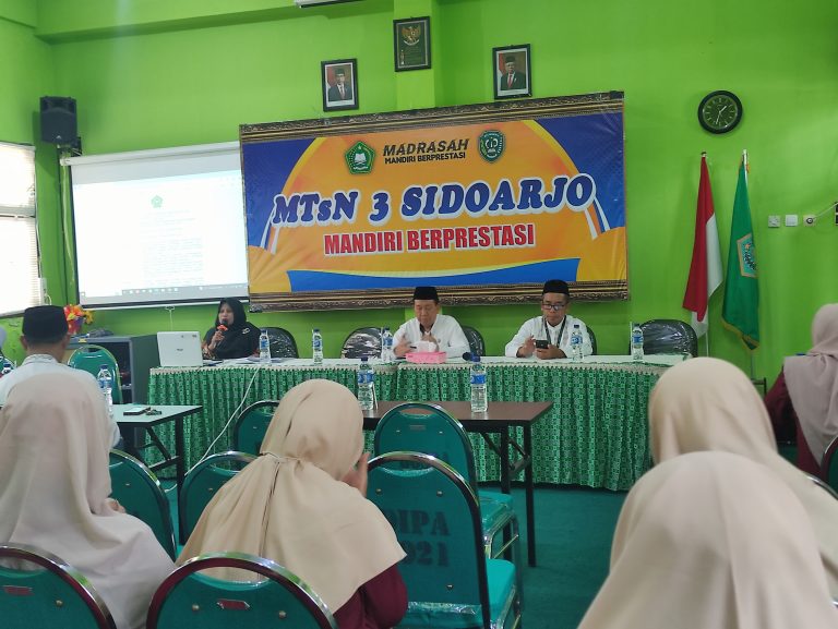 Assesmen Madrasah Semakin Dekat! Pengawas Madrasah Laksanakan Pembinaan Guru di MTs Negeri 3 Sidoarjo
