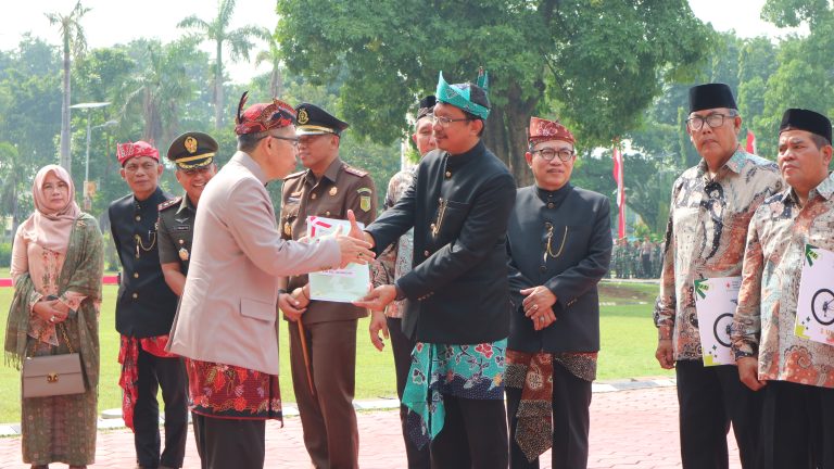 Kemenag Sidoarjo Terima 8 Sertifikat Tanah KUA dari Bupati