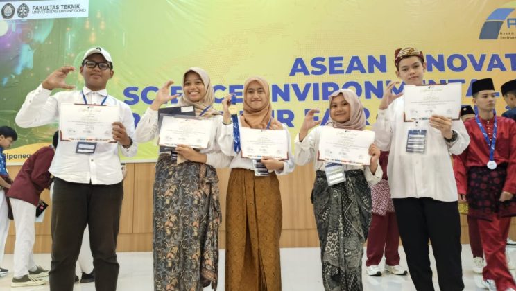 Kembali Raih Medali Emas hingga Special Award Tim Research MTsN 1 Sidoarjo dalam Ajang Internasional AISEEF di UNDIP Semarang