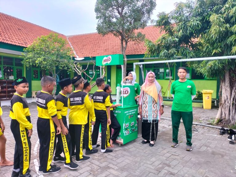 Upaya Wujudkan Siswa MIN 2 Sidoarjo yang Sehat dan Gizi Berimbang Melalui Secangkir Susu