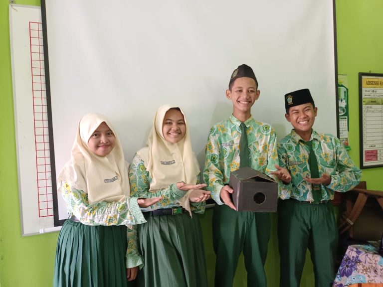 MTsN 4 Sidoarjo Tingkatkan Kreativitas dengan Membuat Kamera Obscura dari Kardus Bekas