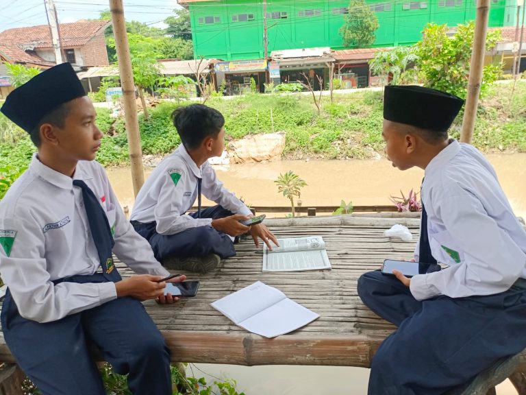 MTsN 4 Sidoarjo Lakukan  Observasi Sungai Tlasih Dalam Belajar Ekosistem