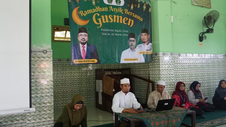 MTs Negeri 4 Sidoarjo Berikan Santunan kepada Anak Yatim dan Dhuafa’