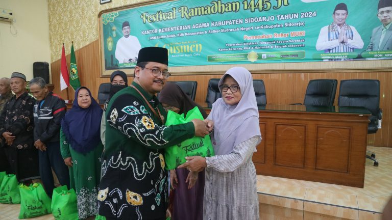 Kemenag Sidoarjo Salurkan 500 Paket Sembako dalam Festival Ramadhan 1445 H