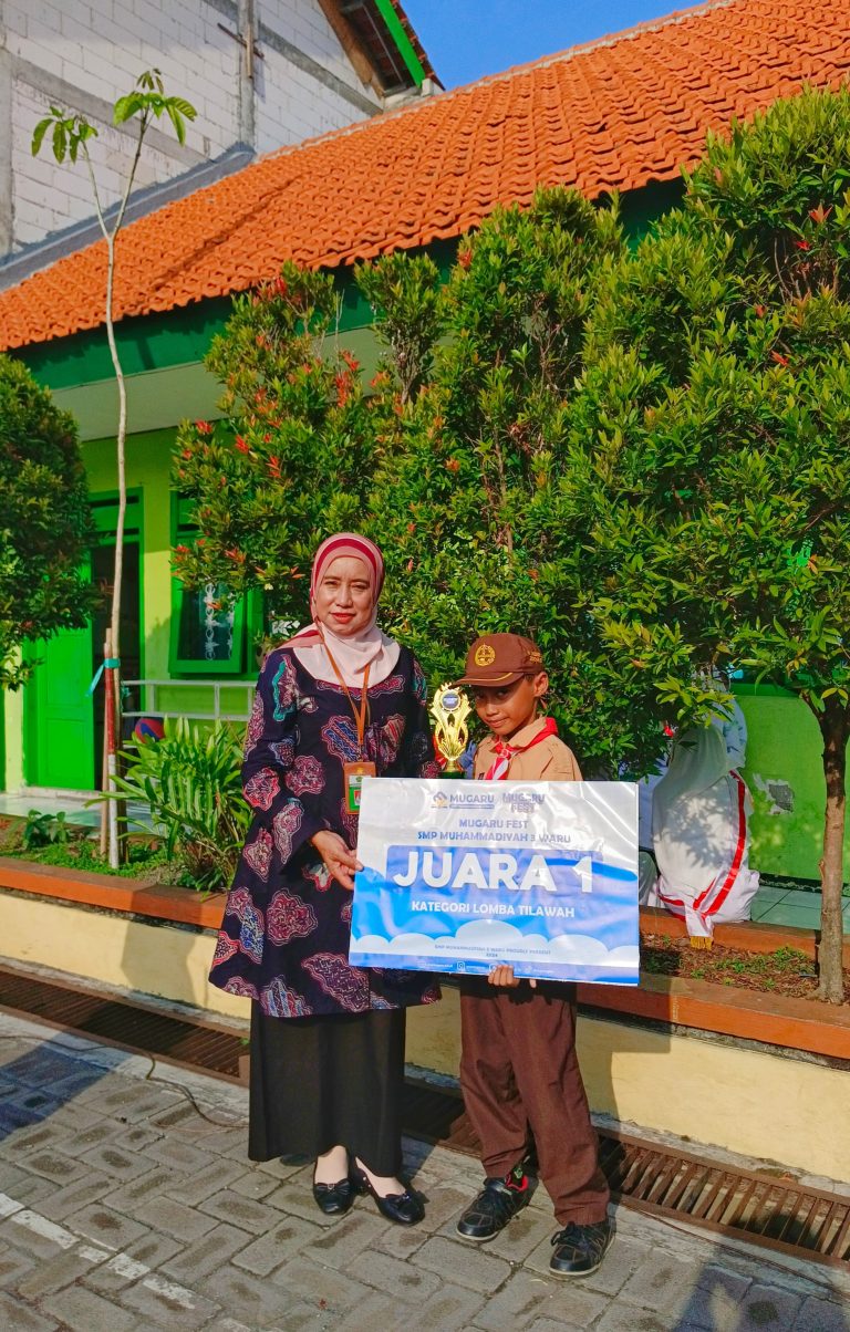Penyerahan Tropy Juara untuk Siswa Berprestasi di MIN 2 Sidoarjo