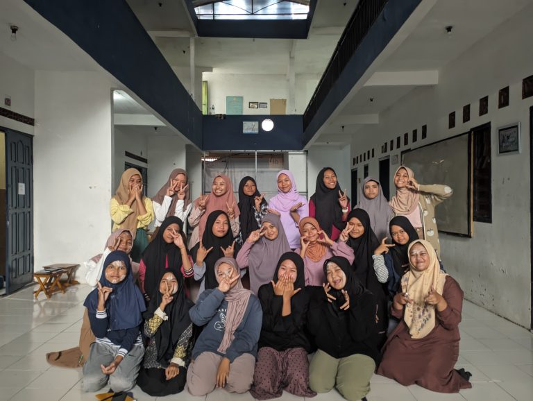 Siswi MTs Negeri 4 Sidoarjo Penuhi Semangat Belajar di Genta Course, Pare Kediri