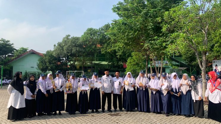 MTs Negeri 4 Sidoarjo Gelar Upacara Bendera : Pembinaan Akhlak Siswa Ditekankan