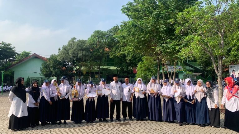 MTs Negeri 4 Sidoarjo Gelar Upacara Bendera : Pembinaan Akhlak Siswa Ditekankan