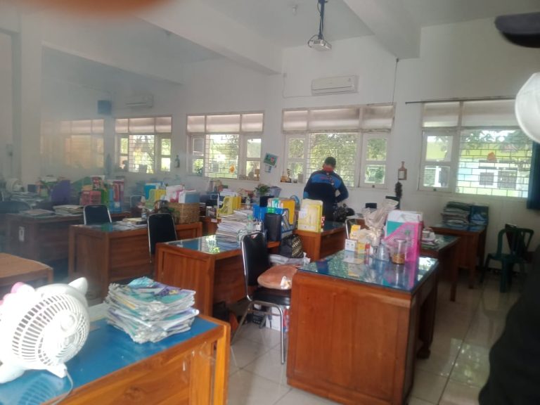 Cegah Penularan DBD, MTsN 1 Sidoarjo Lakukan Fogging Mandiri