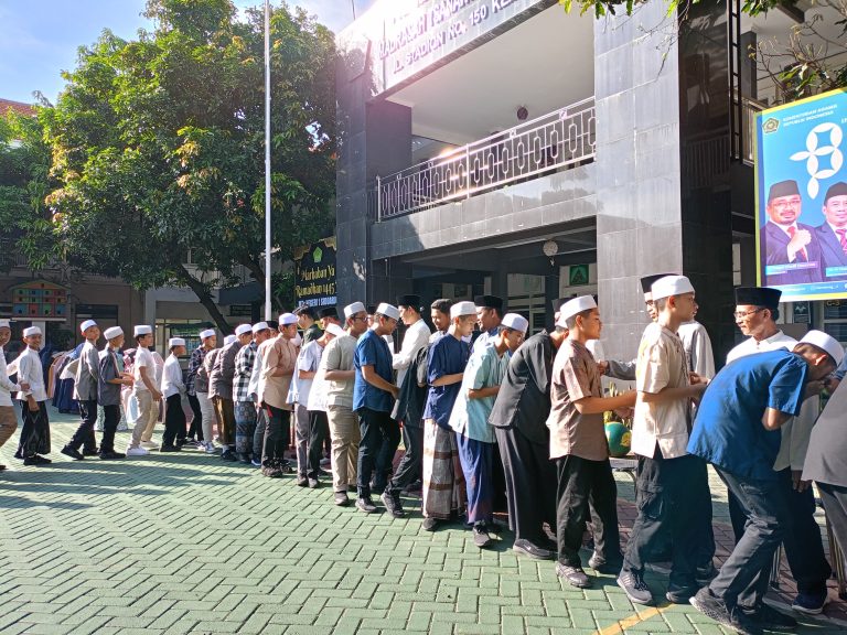 MTsN 1 Sidoarjo Meriahkan Momen Apel Pagi dan Halalbihalal Bersama