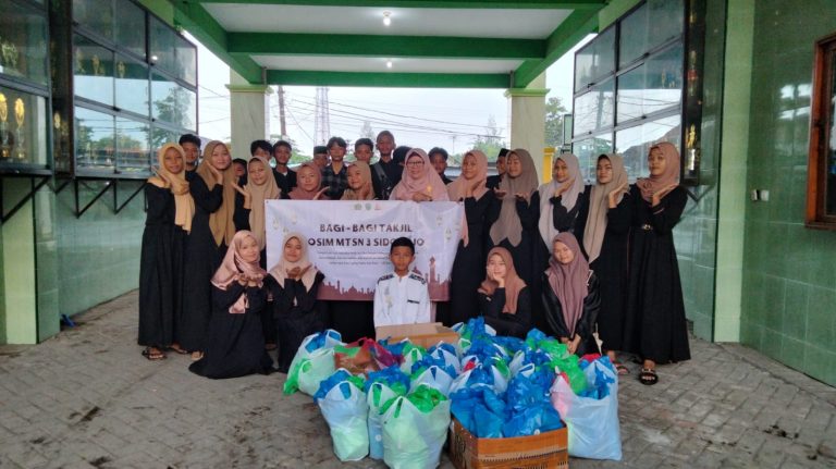 Hari ke-16 Ramadhan, OSIM MTsN 3 Sidoarjo Berbagi Takjil