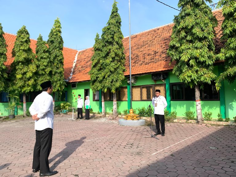 Apel Senin Pagi, Kasubag TU: Mari Dedikasikan Masa Produktif Kita untuk Memberikan Layanan yang Terbaik kepada Masyarakat
