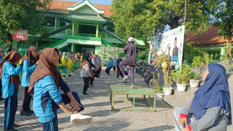 Jum’at Bersih Sehat Ceria Warnai MTs Negeri 4 Sidoarjo