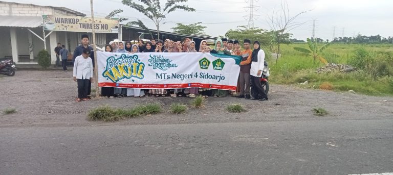 MTs Negeri 4 Sidoarjo Berbagi Takjil di Bumdes Desa Kajeksan