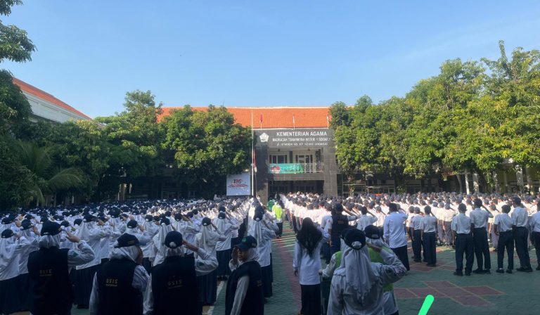 Momen Bersejarah, MTsN 1 Sidoarjo Menggelar Upacara Peringatan Hari Kebangkitan Nasional