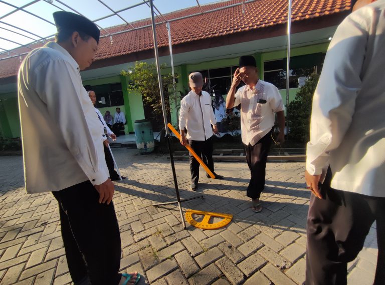 Momentum Hari Sejuta Kiblat di MTsN 3 Sidoarjo