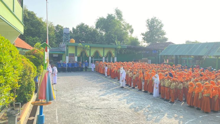 MI Negeri  2 Sidoarjo Laksanakan Upacara Hardiknas 2024