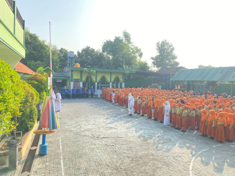 MI Negeri  2 Sidoarjo Laksanakan Upacara Hardiknas 2024