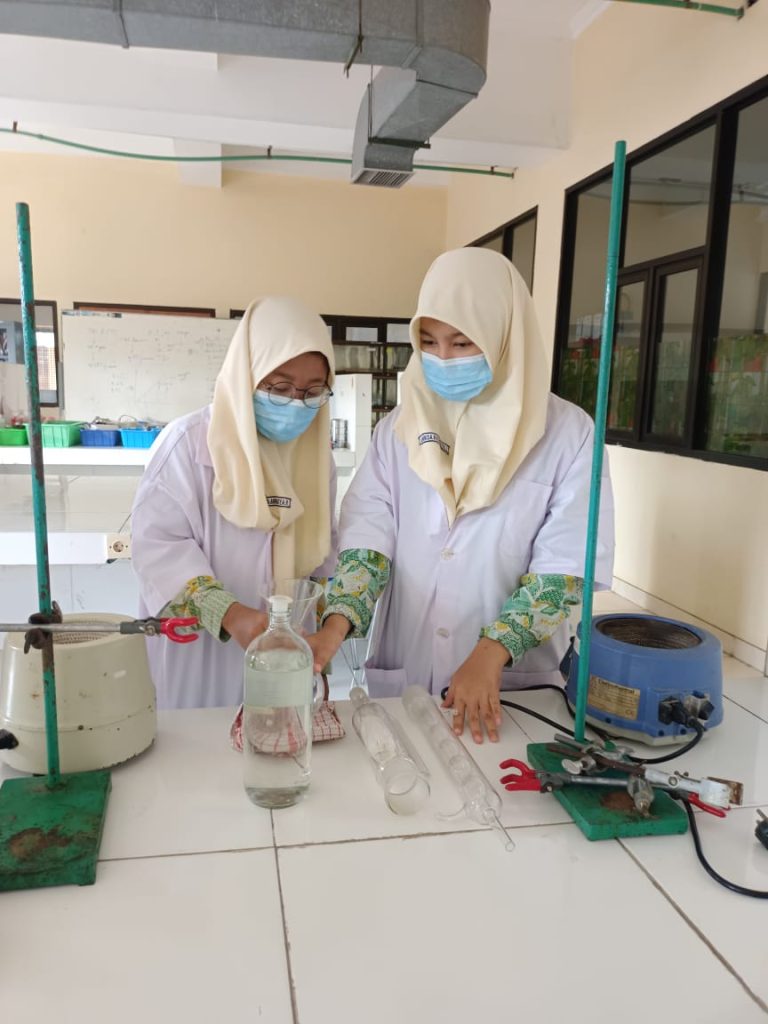 MTs Negeri 4 Sidoarjo Kolaborasi dengan UNESA Meningkatkan Riset