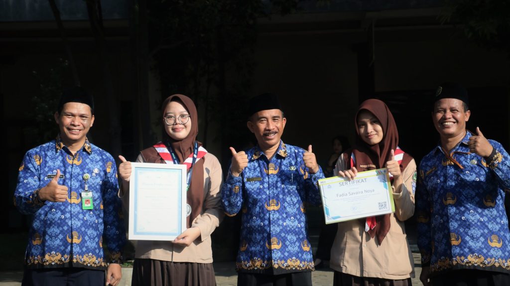 Pemberian Penghargaan Kepada Pemenang Lomba oleh Kepala Madrasah beserta Wakil Kepala Madrasah