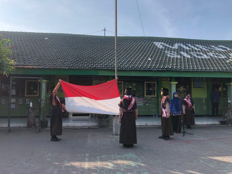 Upacara Memperingati Hari Lahir Pancasila Tahun 2024 MIN 1 Sidoarjo
