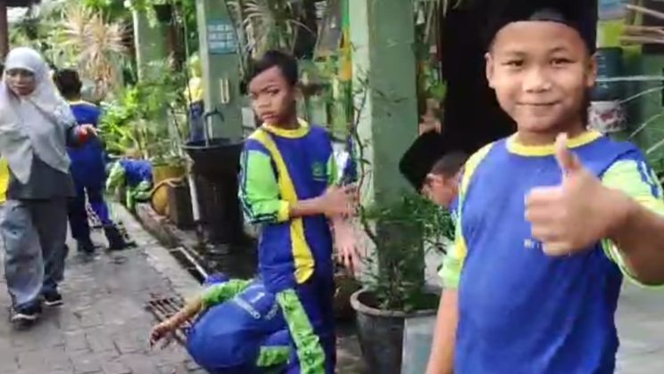 Kegiatan Jumat Sehat dan Jumat Bersih di MIN 1 Sidoarjo
