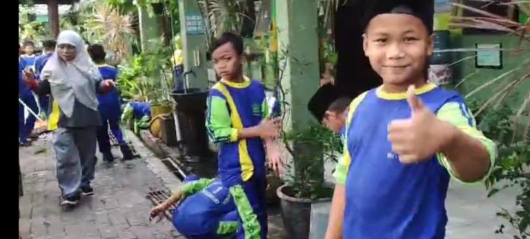 Kegiatan Jumat Sehat dan Jumat Bersih di MIN 1 Sidoarjo