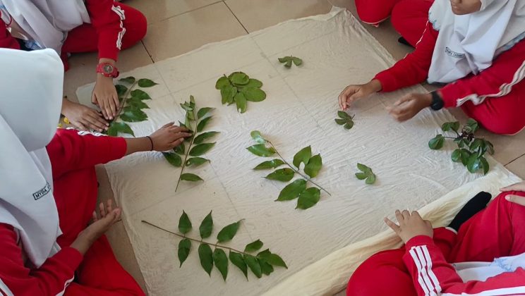 Menumbuhkan jiwa kreativitas, Sejumlah 322 siswa MTsN 1 Sidoarjo Mengikuti Workshop Ecoprint Teknik Steam