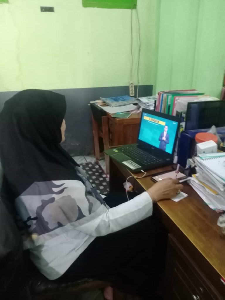 Guru MTs Negeri 4 Sidoarjo Manfaatkan Waktu Luang untuk Mengikuti Pelatihan di Web Kementerian Agama
