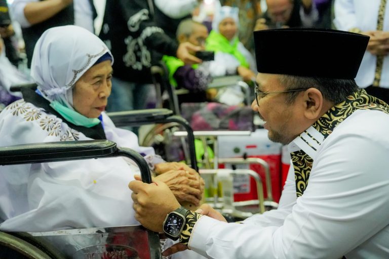 Sambut Kedatangan Jemaah, Menag Minta Maaf dan Mendoakan Kemabruran