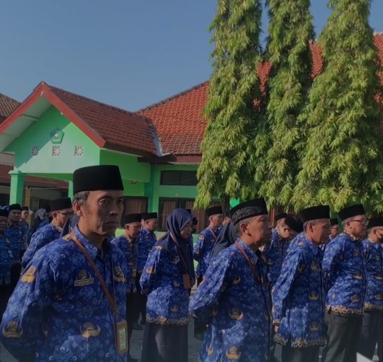 Aparatur Sipil Negara Kementerian Agama Kab Sidoarjo Giat Apel Hormat Bendera Merah Putih dan Doa