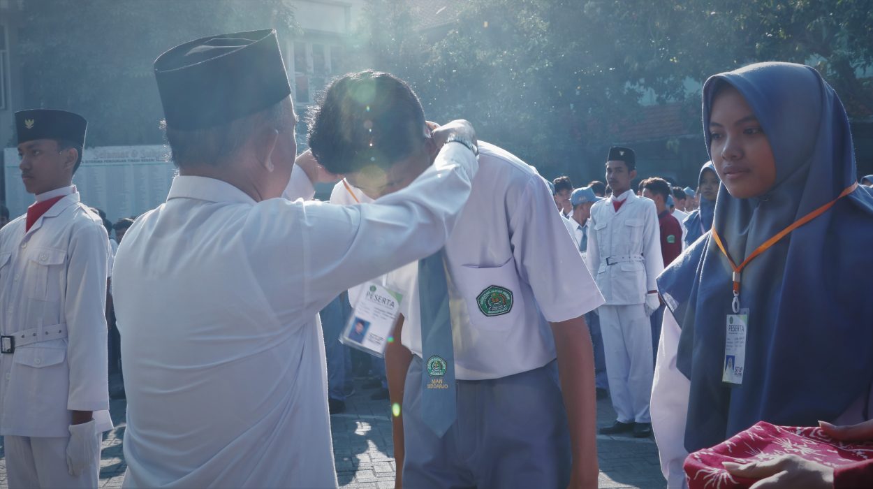 Pengalungan Kartu Peserta sebagai Tanda dimulainya MATSAMA 2024