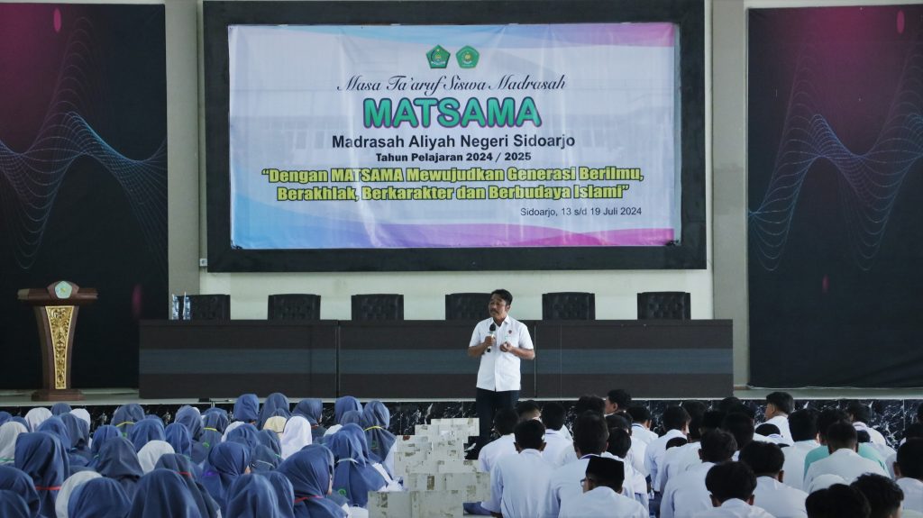 Penyampaian Materi tentang Cyber Crime oleh Perwakilan dari Polresta Sidoarjo pada MATSAMA 2024