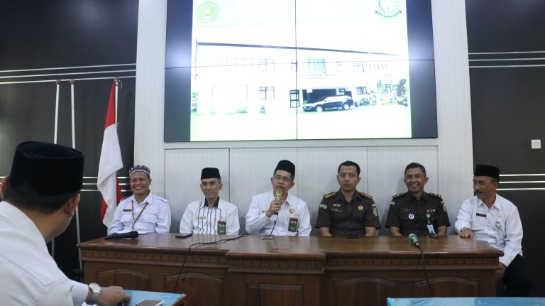 Sambutan oleh Kakankemenag Sidoarjo pada Penguatan Kesadaran Hukum bagi Guru dan Tendik MAN Sidoarjo