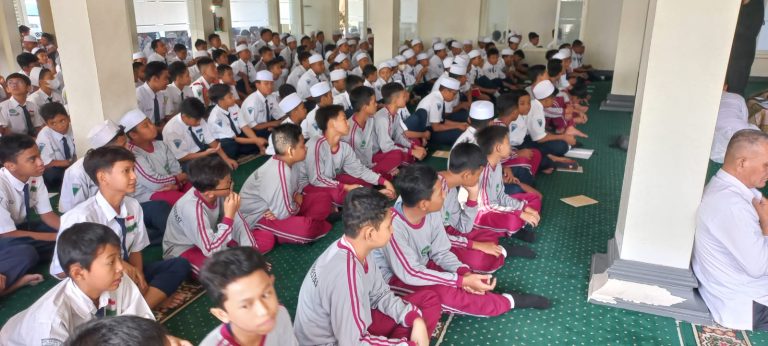 MTsN 1 Sidoarjo Adakan Nobar Cakap Digital dan Dasar Keamanan Akun Media Sosial