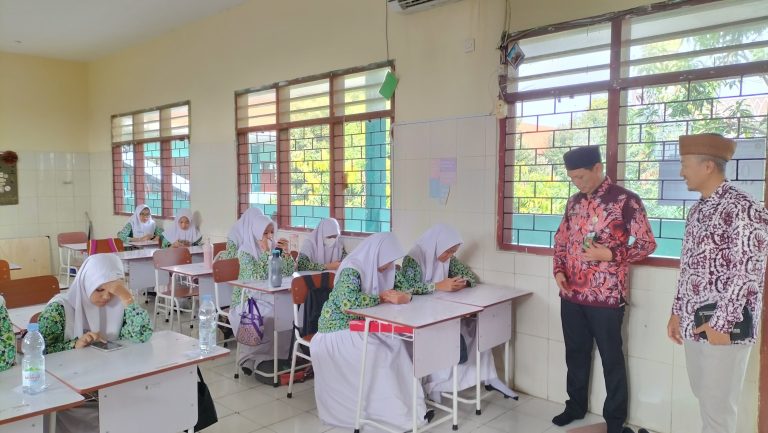 Muhammad Jamilun selaku PMU Konsultan Komponen 2 Kemenag Republik Indonesia Meninjau Pelaksanaan Uji Validasi AKMI di MAN Sidoarjo