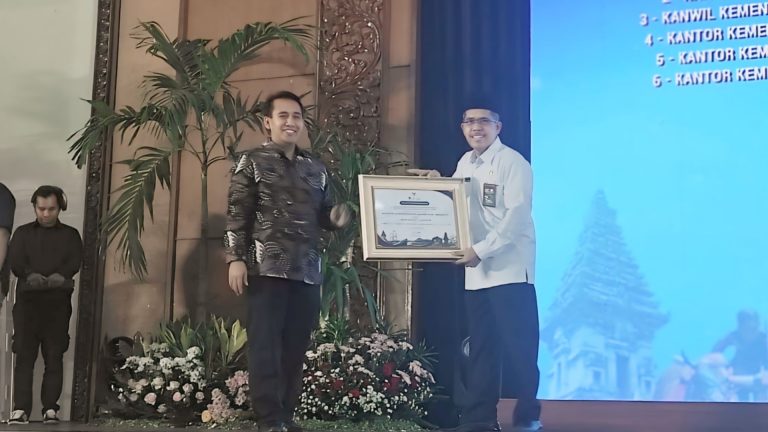Kemenag Sidoarjo Terima Penghargaan Kinerja Pelaksanaan Anggaran Terbaik Semester 1 Tahun 2024