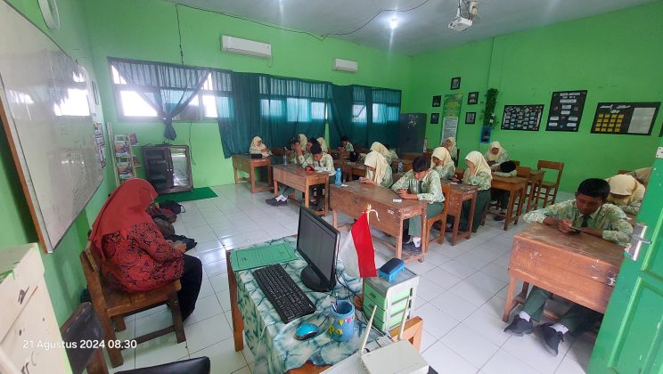 Pelaksanaan Hari Pertama Asesmen Kompetensi Madrasah Nasional di MTs Negeri 4 Sidoarjo Berjalan Lancar