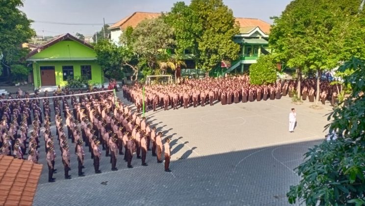 MTs Negeri 4 Sidoarjo Gelar Upacara Bendera dengan Hikmat
