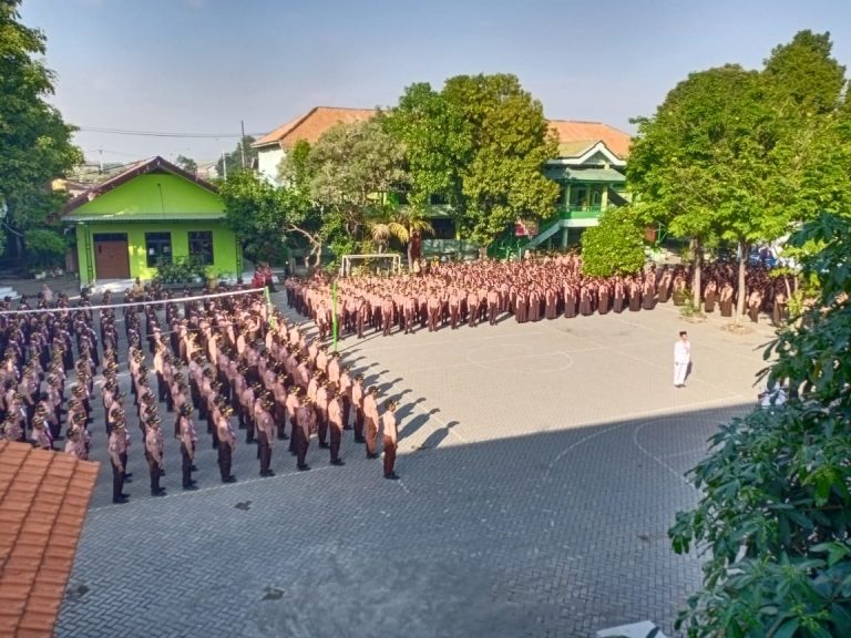 MTs Negeri 4 Sidoarjo Gelar Upacara Bendera dengan Hikmat
