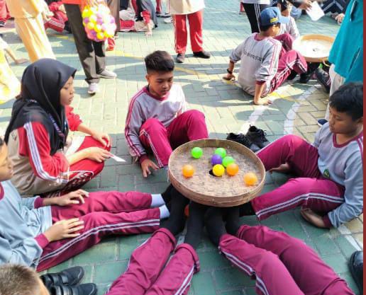MTsN 1 Sidoarjo Gelar Permainan Tradisional Bola Tempeh Mewarnai Peringatan Proklamasi RI Ke-79