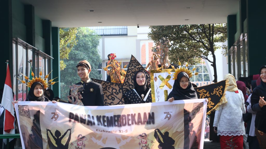 Peserta Pawai Mengenakan Berbagai Busana Adat pada Pawai Peringatan HUT RI ke-79 di MAN Sidoarjo