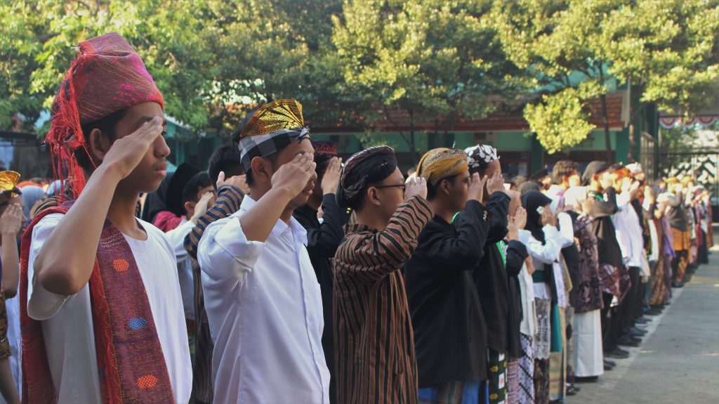 Peserta Upacara Mengenakan Pakaian Adat dari Berbagai Daerah di Indonesia pada Upacara Peringatan HUT RI ke-79 di MAN Sidoarjo